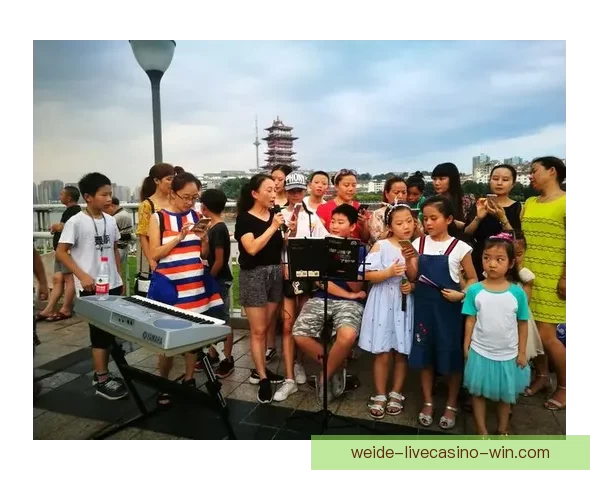 艾维街头演讲引关注 手持麦克风与路人分享独到见解与生活感悟